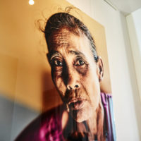 Portrait "Die Dame vom Archipel" (Myanmar Projekt 2015), auf Diasec von Fotograf Nino Strauch