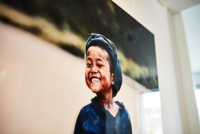 "Der Junge mit der Zwille, Mindat" (Myanmar Projekt 2016), auf Diasec von Fotograf Nino Strauch