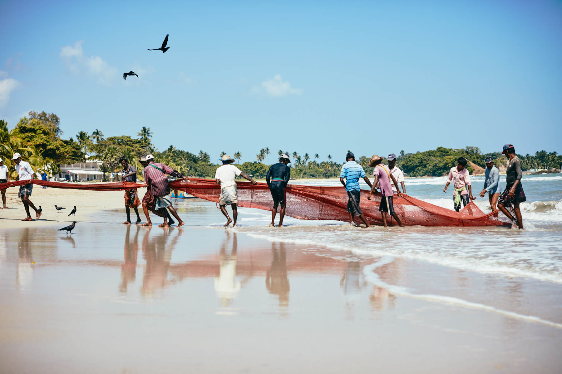 Fischer beim Netz hereinholen in Trincomalee/ Sri Lanka, 2019