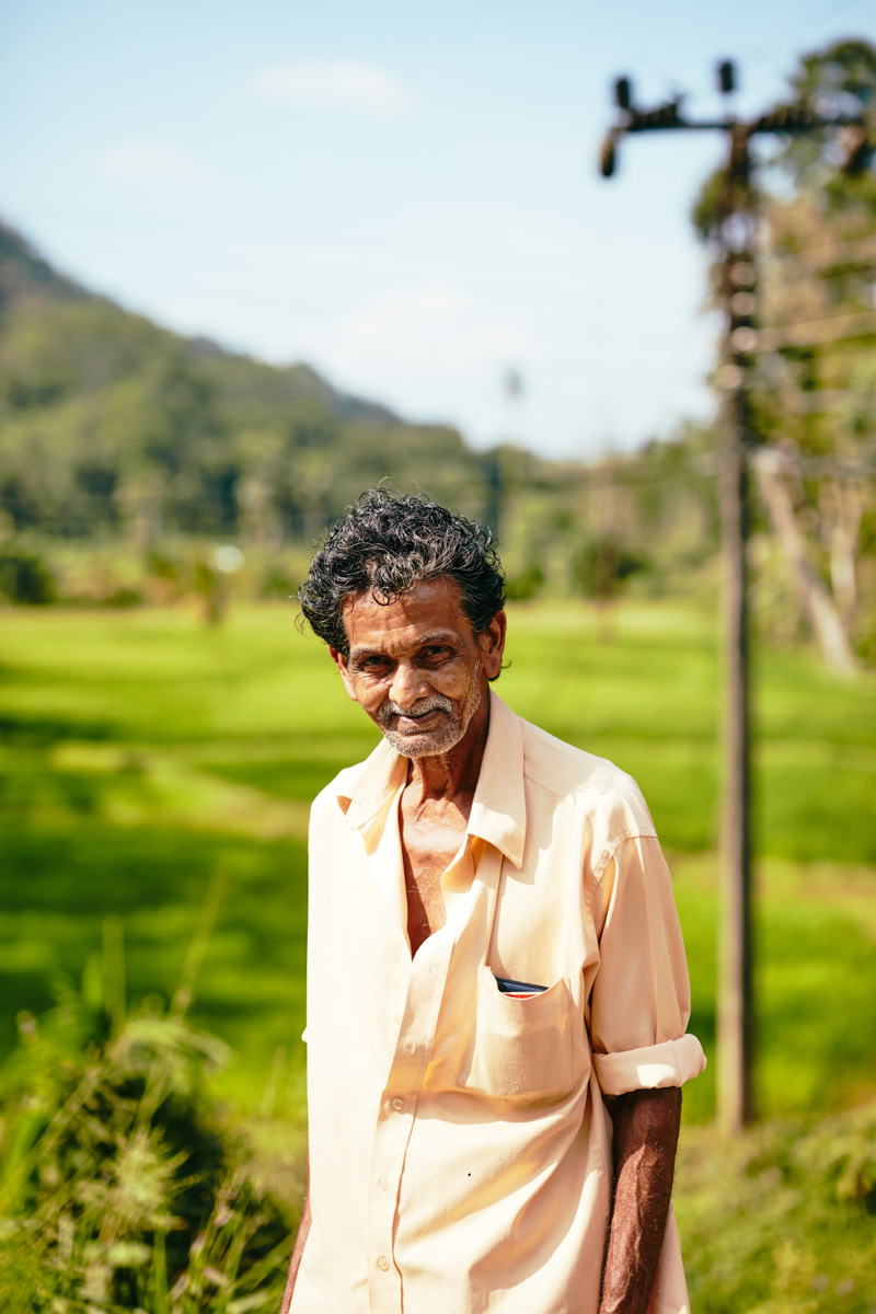 Aufnahme eines Mannes am Straßenrand/ Sri Lanka, 2019