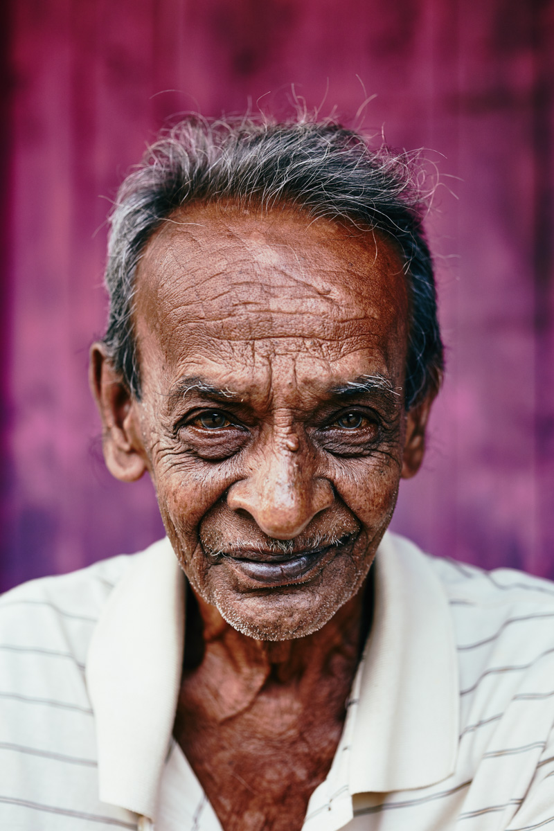 Nahaufnahme von älterem Mann vor pinken Hintergrund/ Sri Lanka, 2019