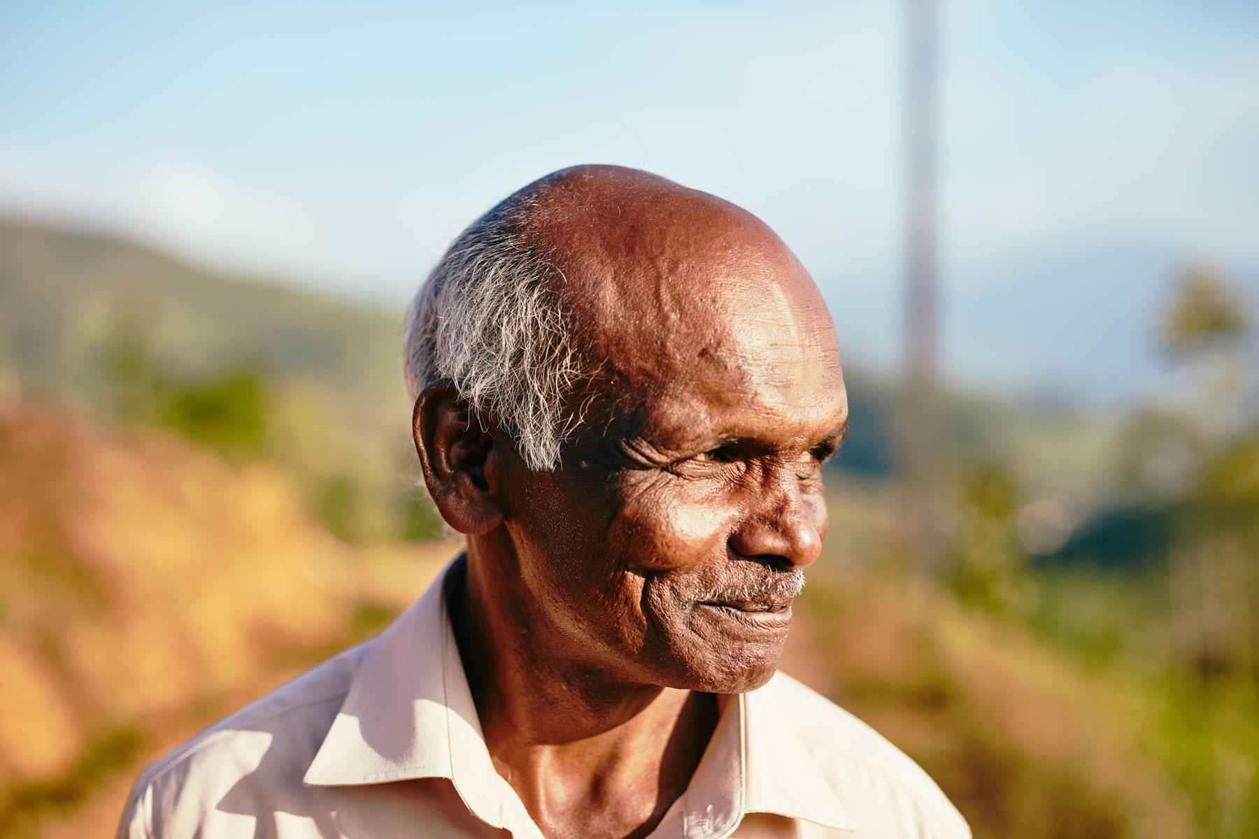 Grinsender Mann nahe Nuwara Eliya/ Sri Lanka, 2019