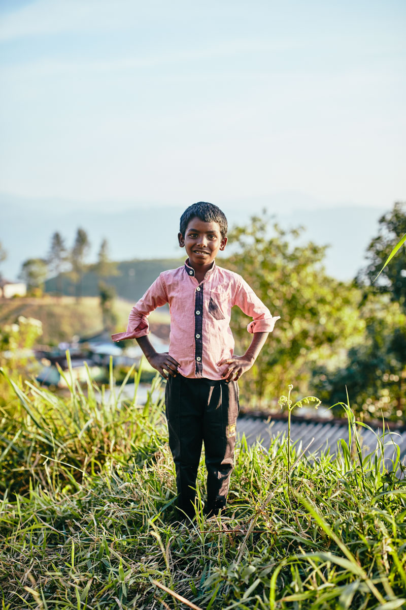 Stolzer Junge auf der Hochebene nahe Nuwara Eliya/ Sri Lanka, 2019