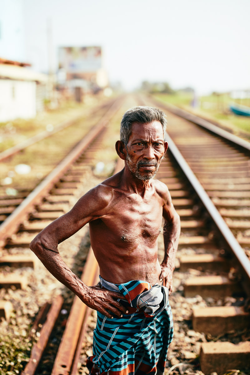 Dünner Mann auf der Bahnlinie nahe Colombo/ Sri Lanka, 2019