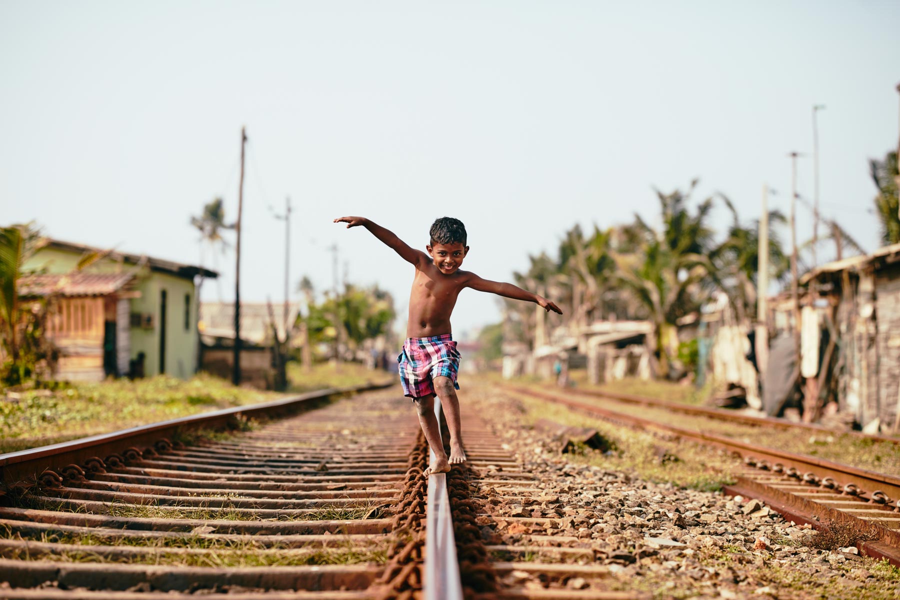 Junge, der auf den Schienen balanciert nahe Colombo/ Sri Lanka, 2019