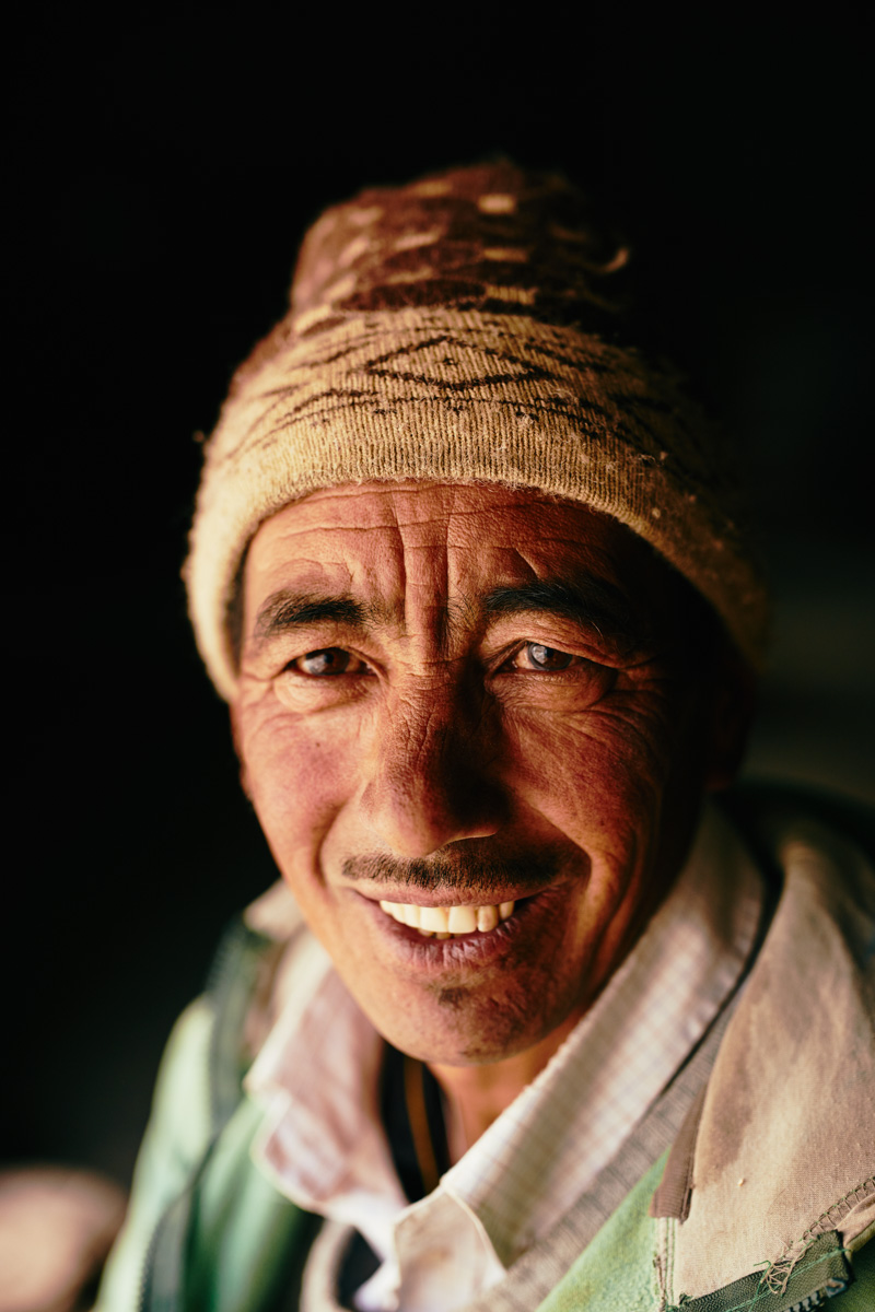 Portrait von einem Mann mit Mütze und Lächeln in Zangla/ Ladakh/ Indien, 2018