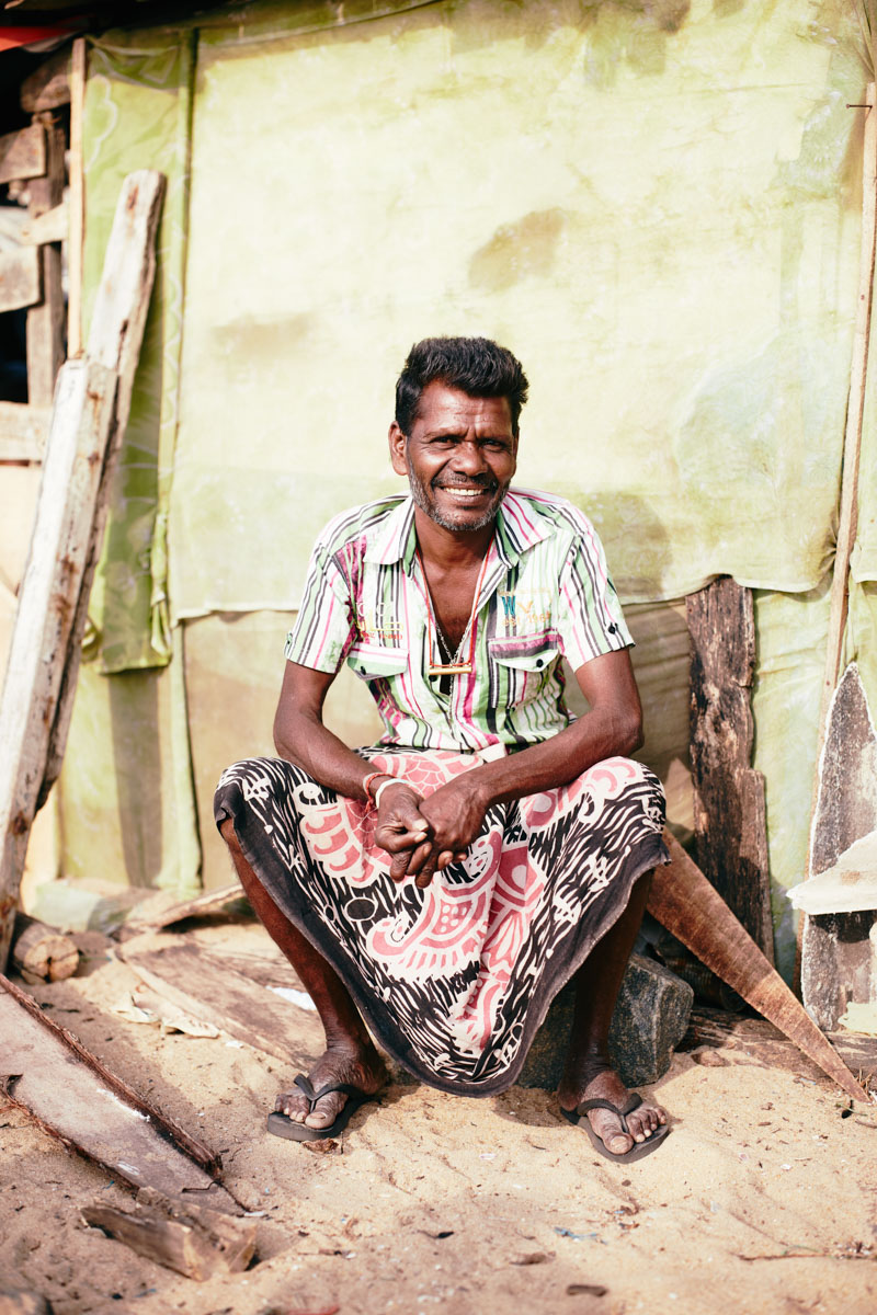 Portrait eines sitzenden Mannes mit Hemd und Wickelrock nahe Colombo/ Sri Lanka, 2019