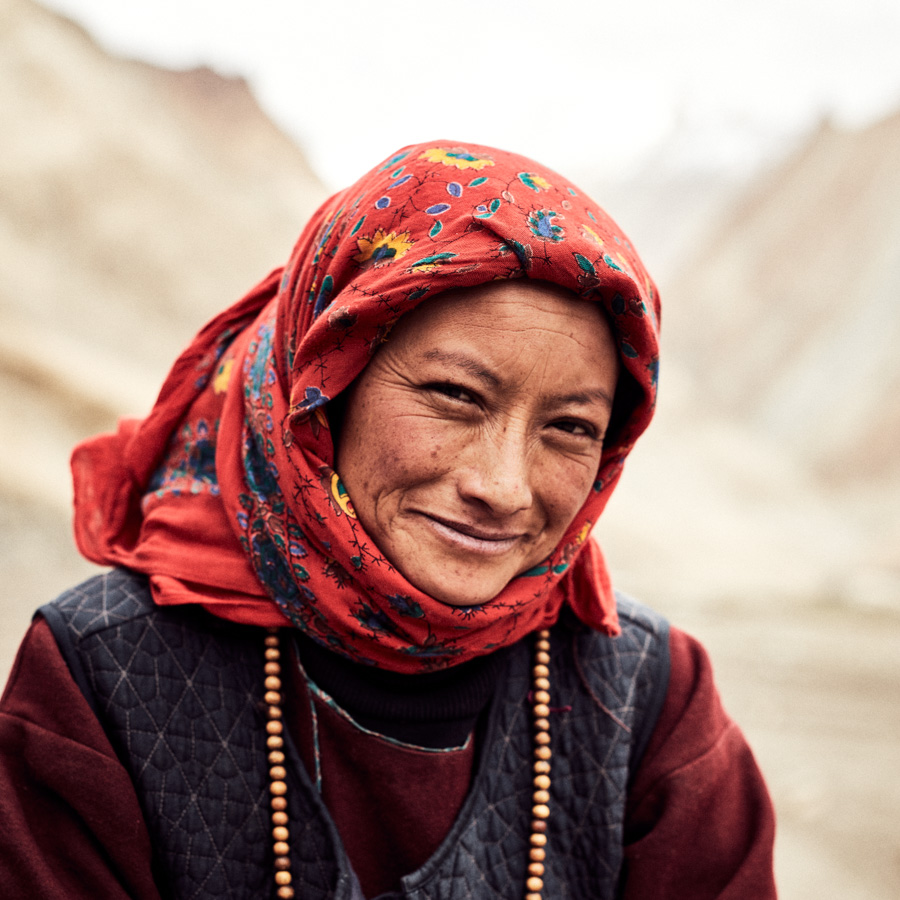 Portrait von leicht lächelnder Frau in Gongma/ Ladakh/ Indien, 2018