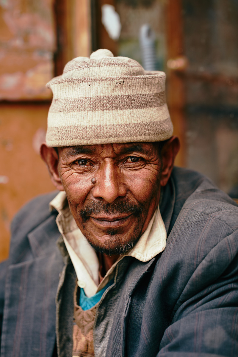 Portrait eines Mannes mit zufriedenem Blick in Kargil/ Ladakh/ Indien, 2018