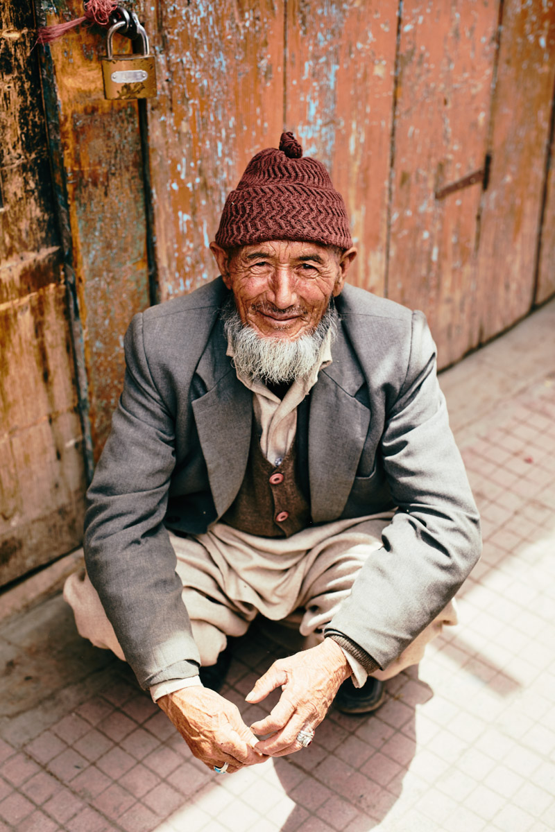Portrait eines lächelnden Mannes mit Mütze in Kargil/ Ladakh/ Indien, 2018