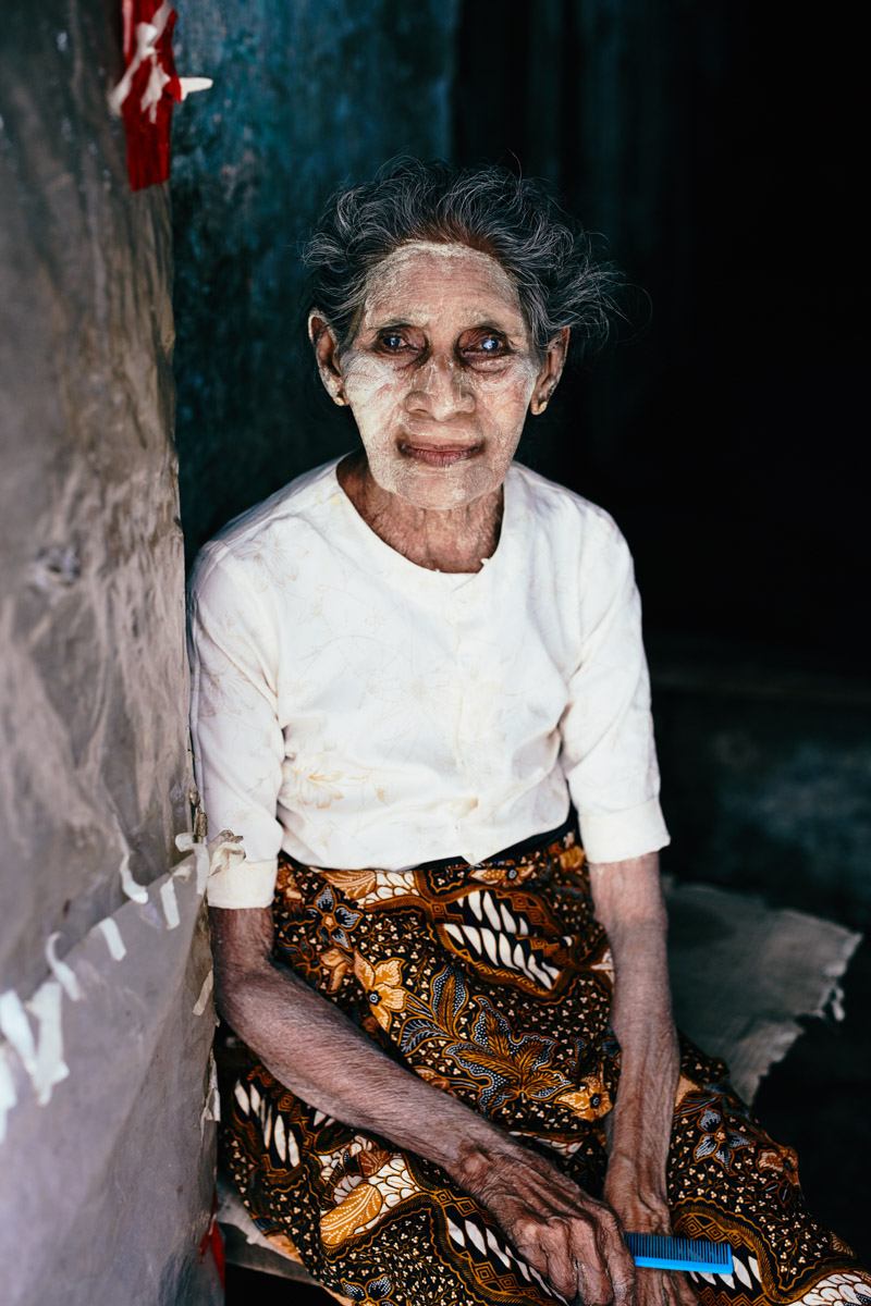 Portrait einer Frau mit Thanaka im Gesicht in der 43. Straße in Yangon/ Myanmar, 2015