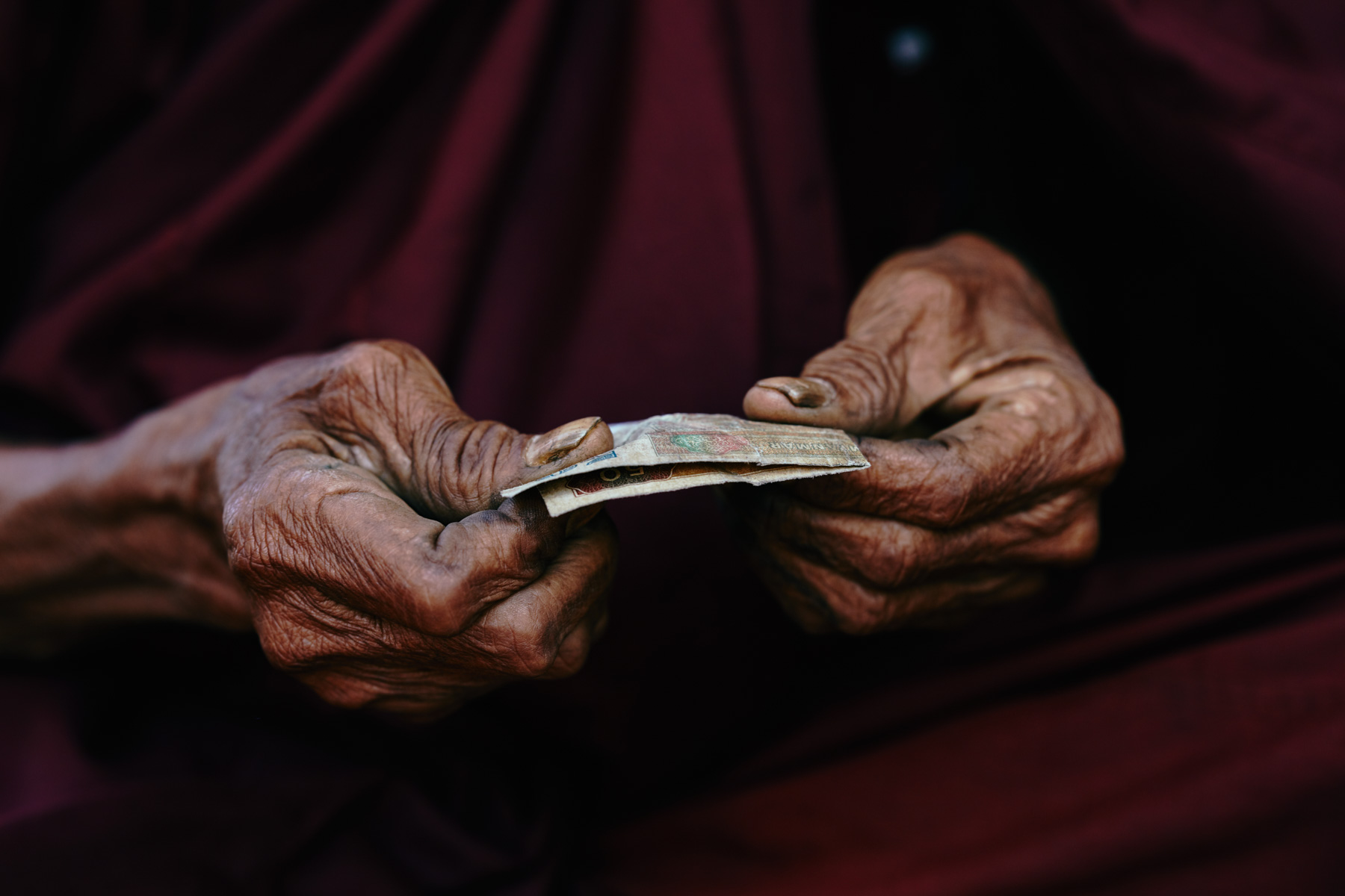Mönch bittet um Spende in Mrauk U/ Rakhine/ Myanmar, 2015