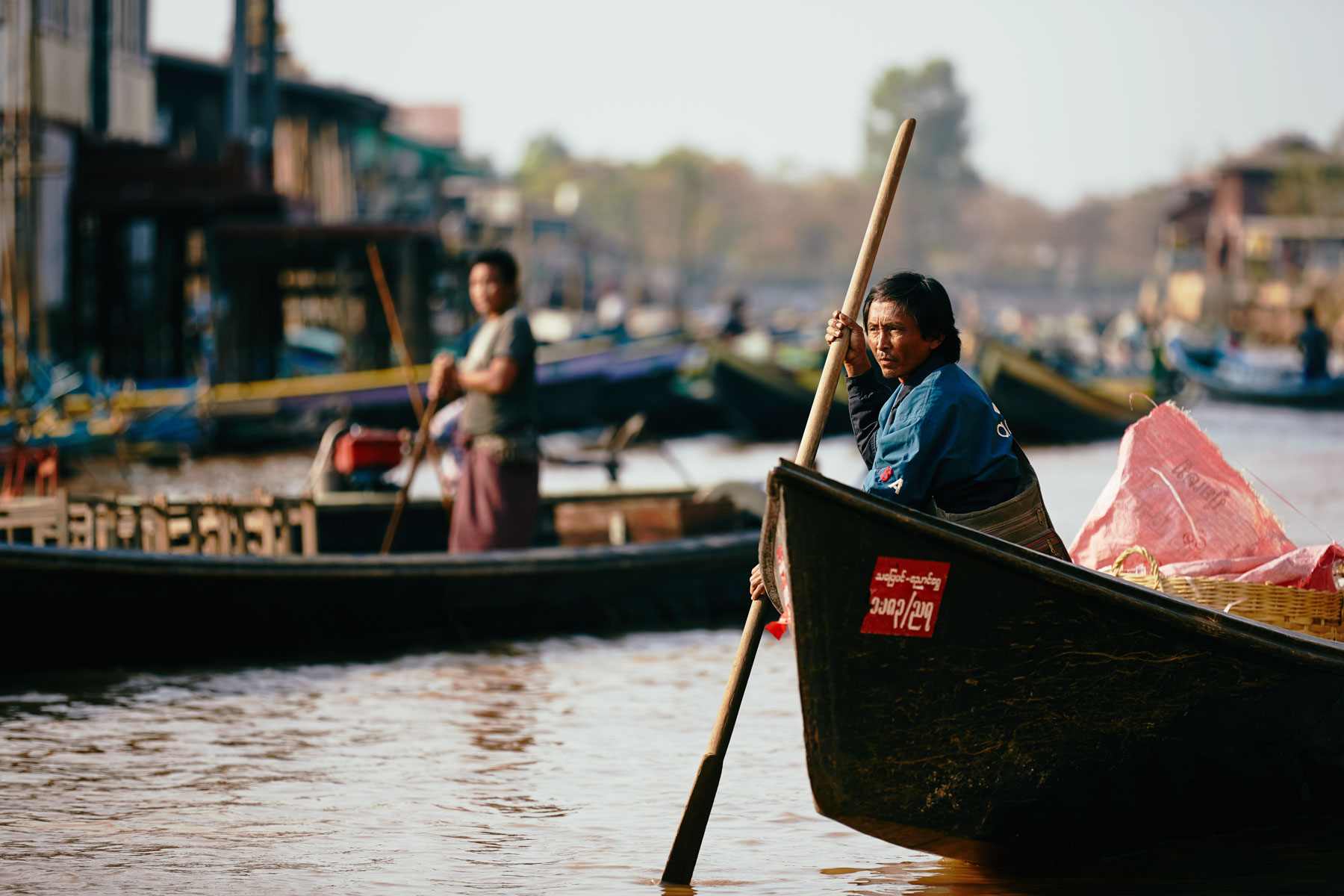 Bootsfahrer im Nebenkanal des Inle Sees/ Shan/ Myanmar, 2015