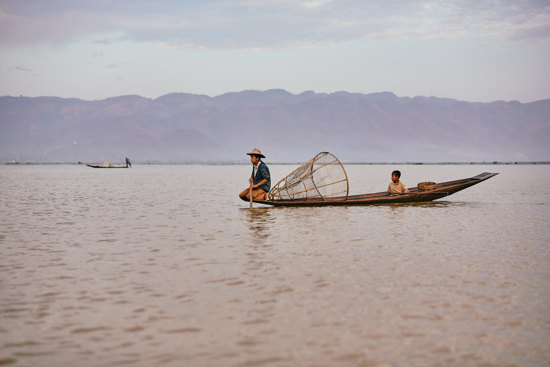 Zwei junge Shan mit dem Boot auf dem Inle See/ Shan/ Myanmar, 2015