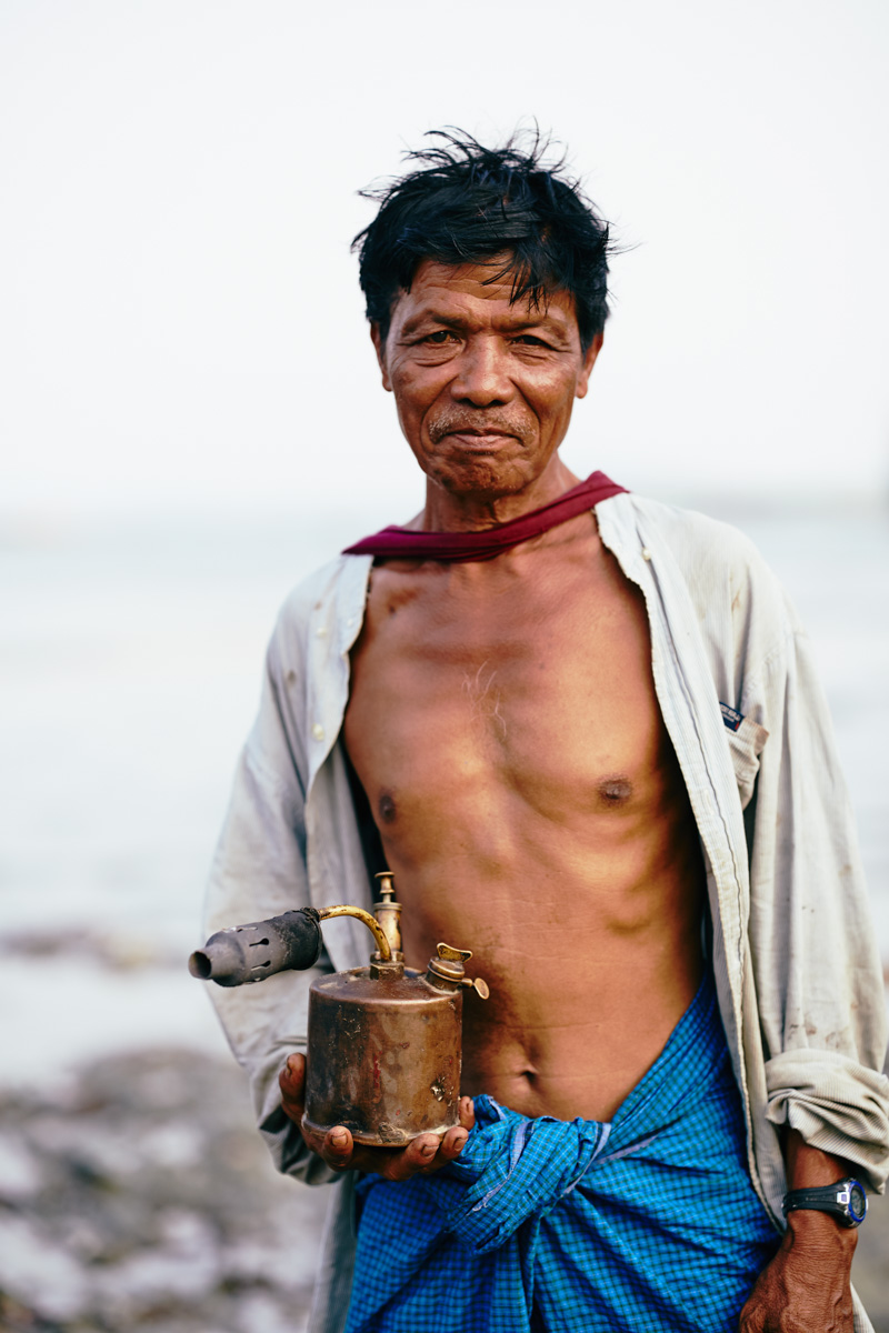 Portrait eines Fischers mit Bunsenbrenner in Gyeiktaw/ Rakhine/ Myanmar, 2015