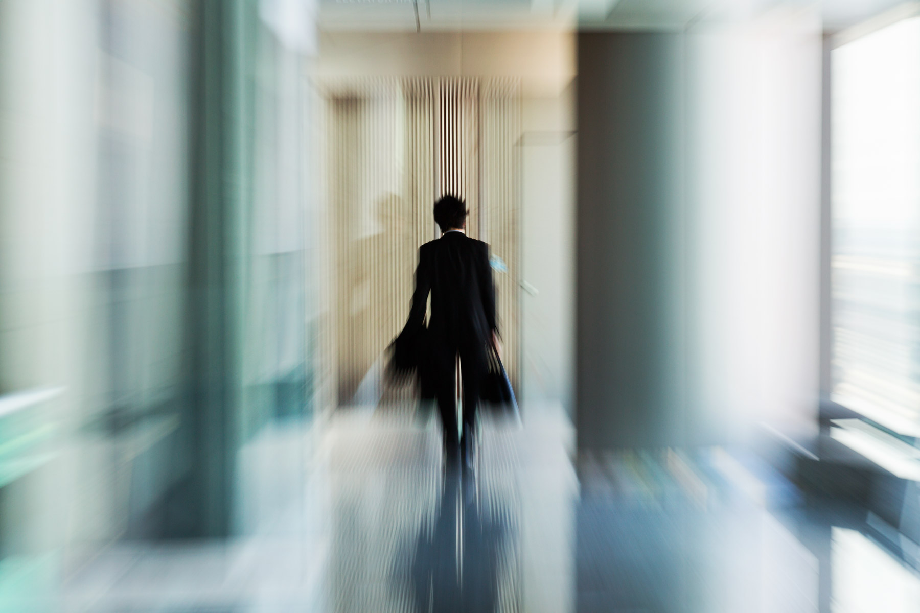Ein Mann auf dem Weg zum Büro in Tokio/ Japan, 2014