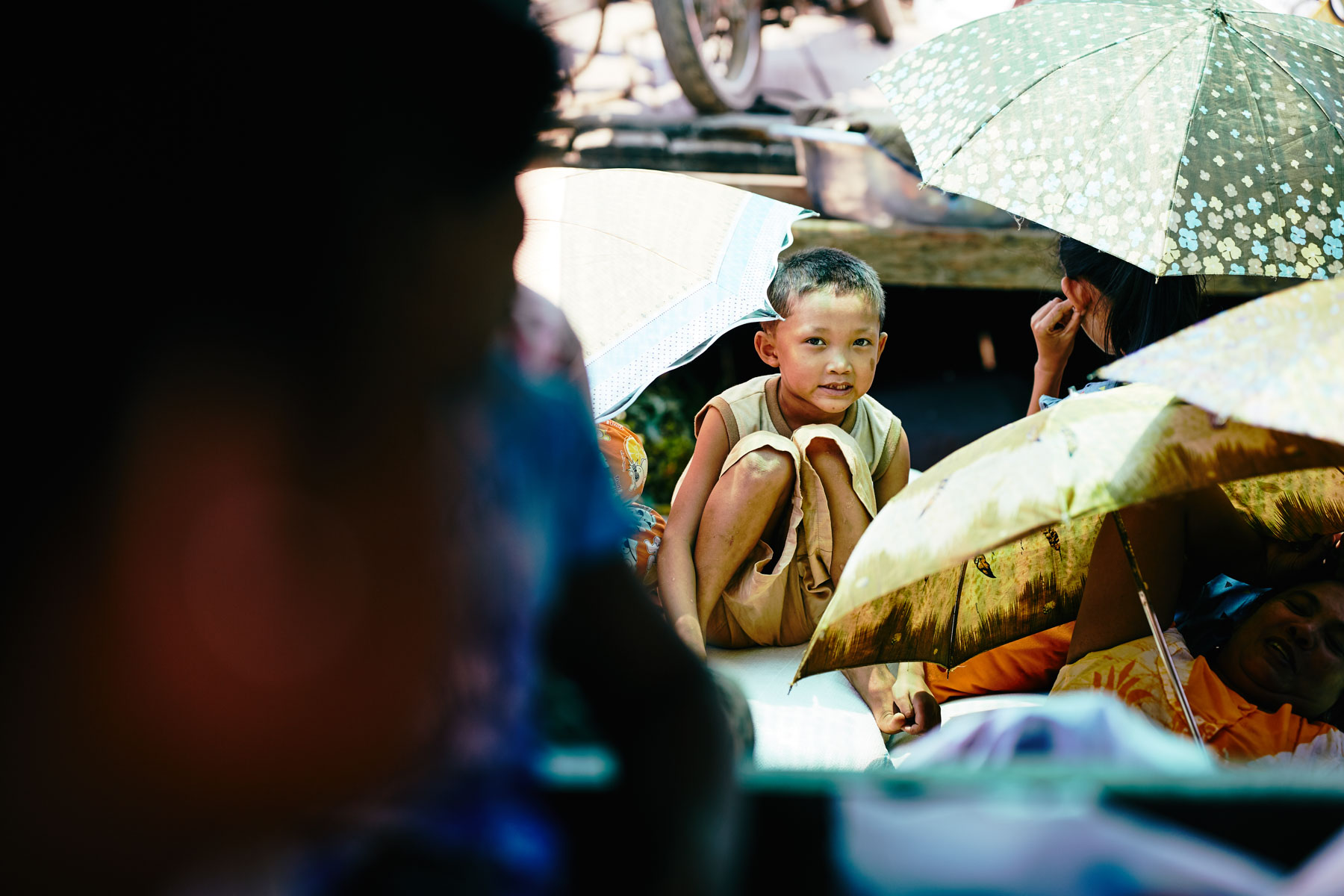 Junge auf dem Boot nahe dem Mergui Archipel/ Tanintharyi/ Myanmar, 2015