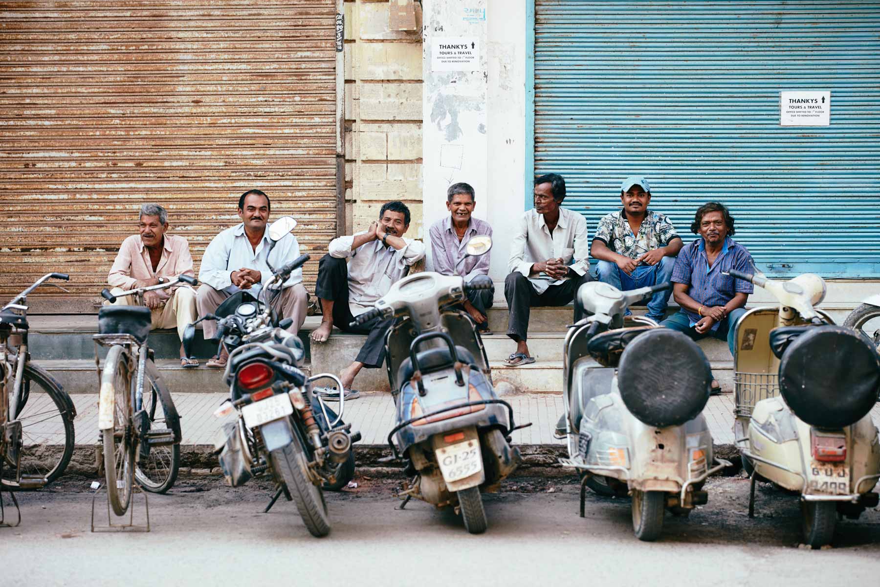 Sieben sitzende Männer in Porbandar/ Rajasthan/ Indien, 2018