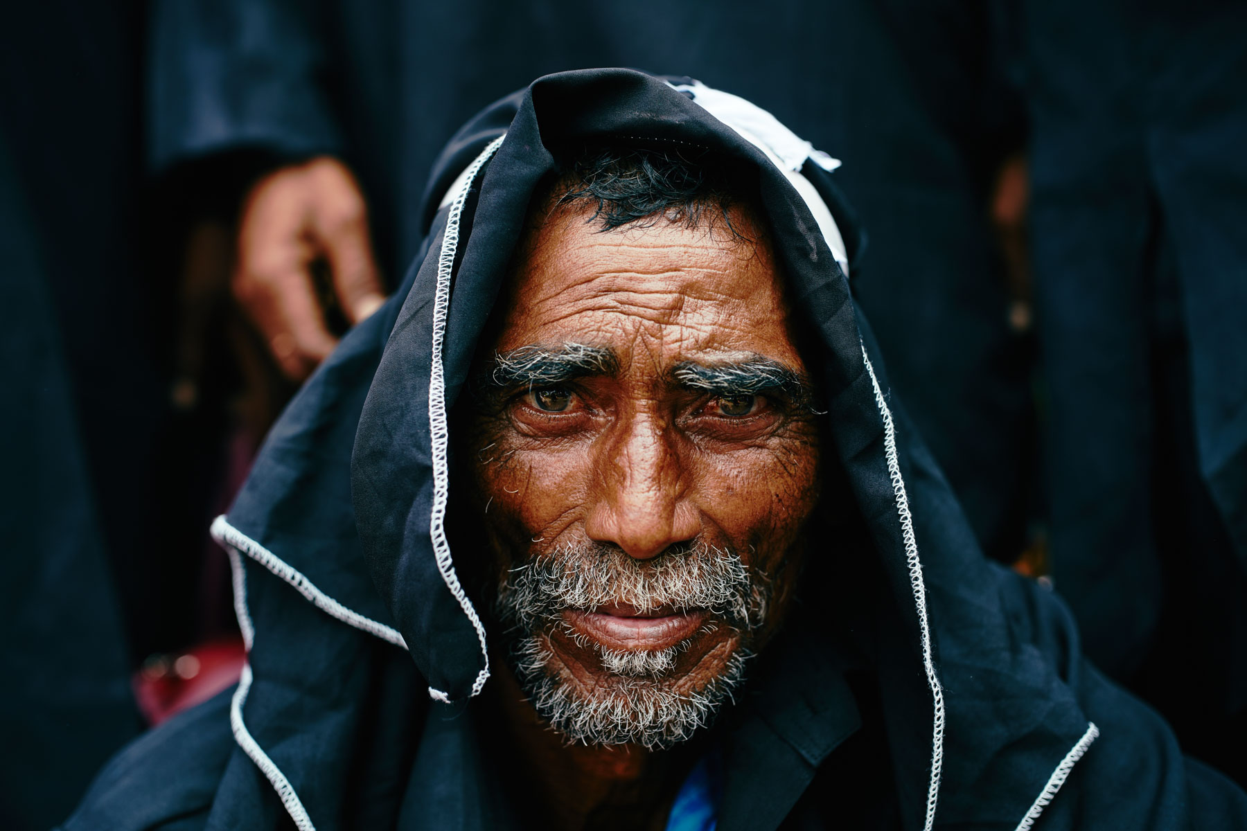 Mann in schwarzem Gewand in Kalkutta/ Westbengalen/ Indien, 2018