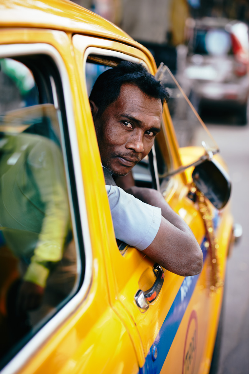 Taxifahrer im gelben Ambassador Taxi in Kalkutta/ Westbengalen/ Indien, 2018