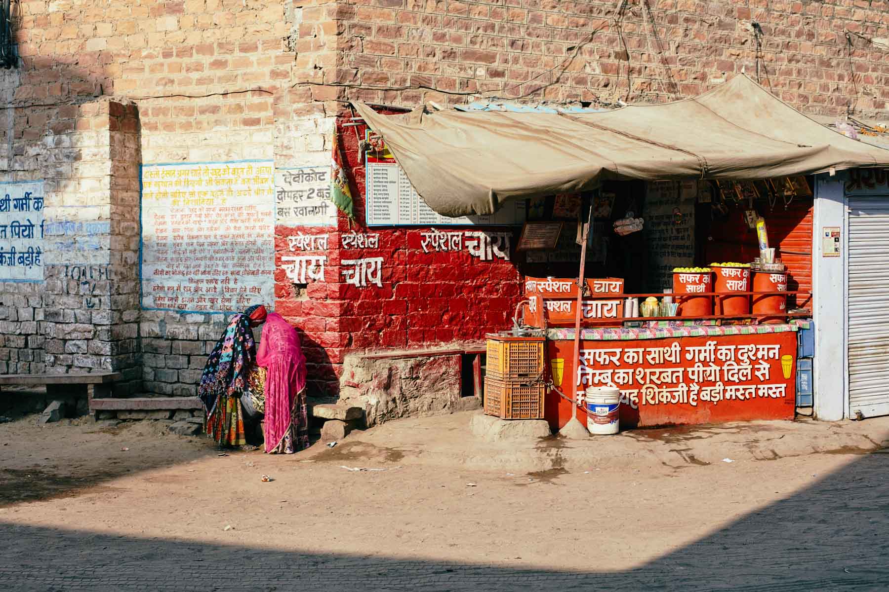 Frauen in Jodhpur warten am Kiosk auf den Bus/ Rajasthan/ Indien, 2018