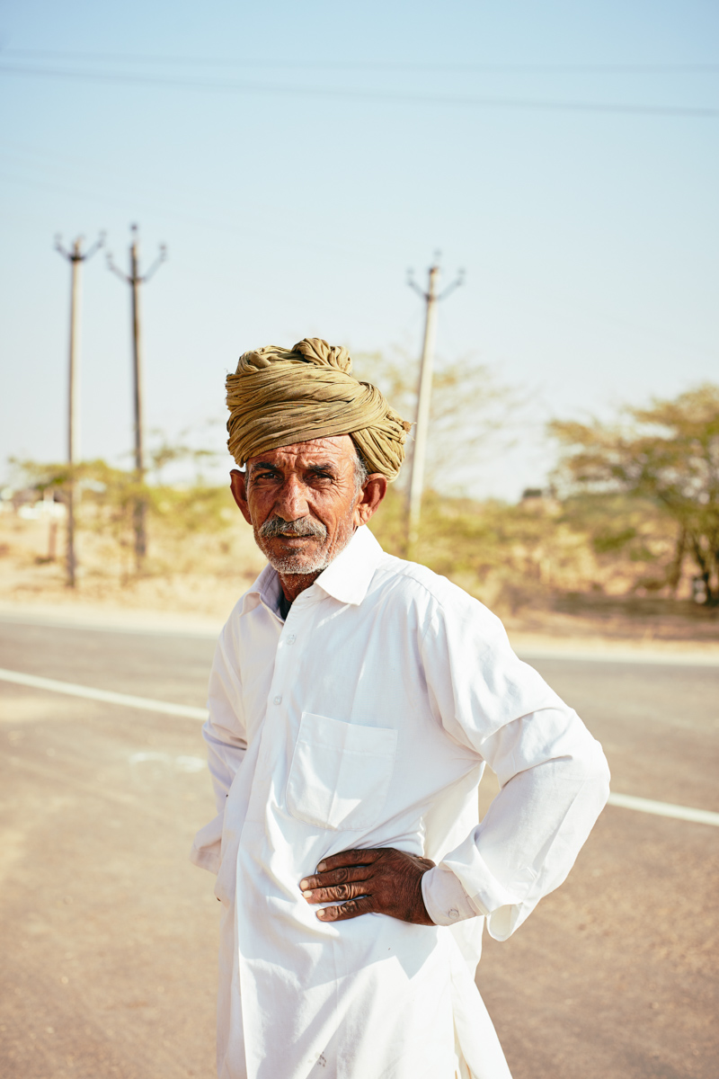 Mann mit Schnauzer und olivfarbenen Turban in Rajasthan/ Indien, 2018