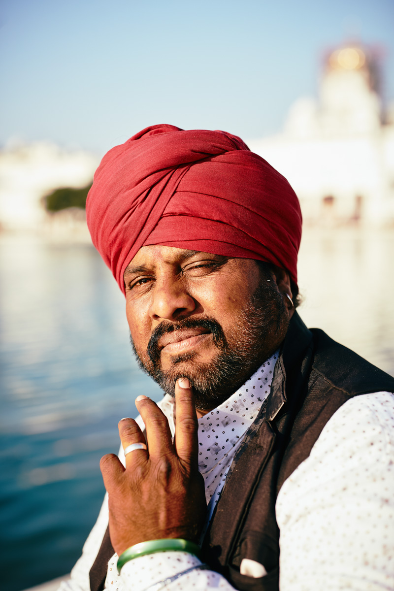 Sikh im Portrait vor dem goldenen Tempel in Amritsar/ Punjab/ Indien, 2018
