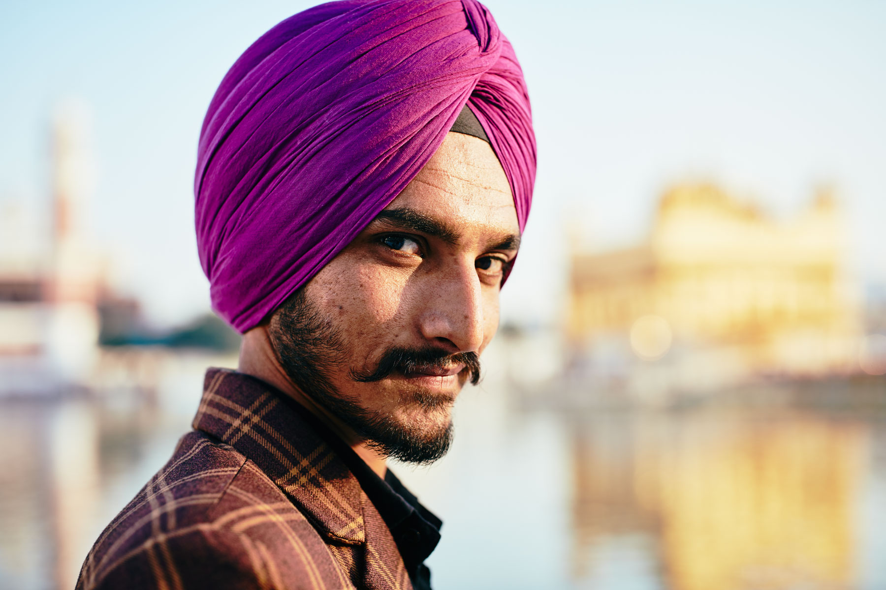 Sikh mit violettem Turban am goldenen Tempel in Amritsar/ Punjab/ Indien, 2018