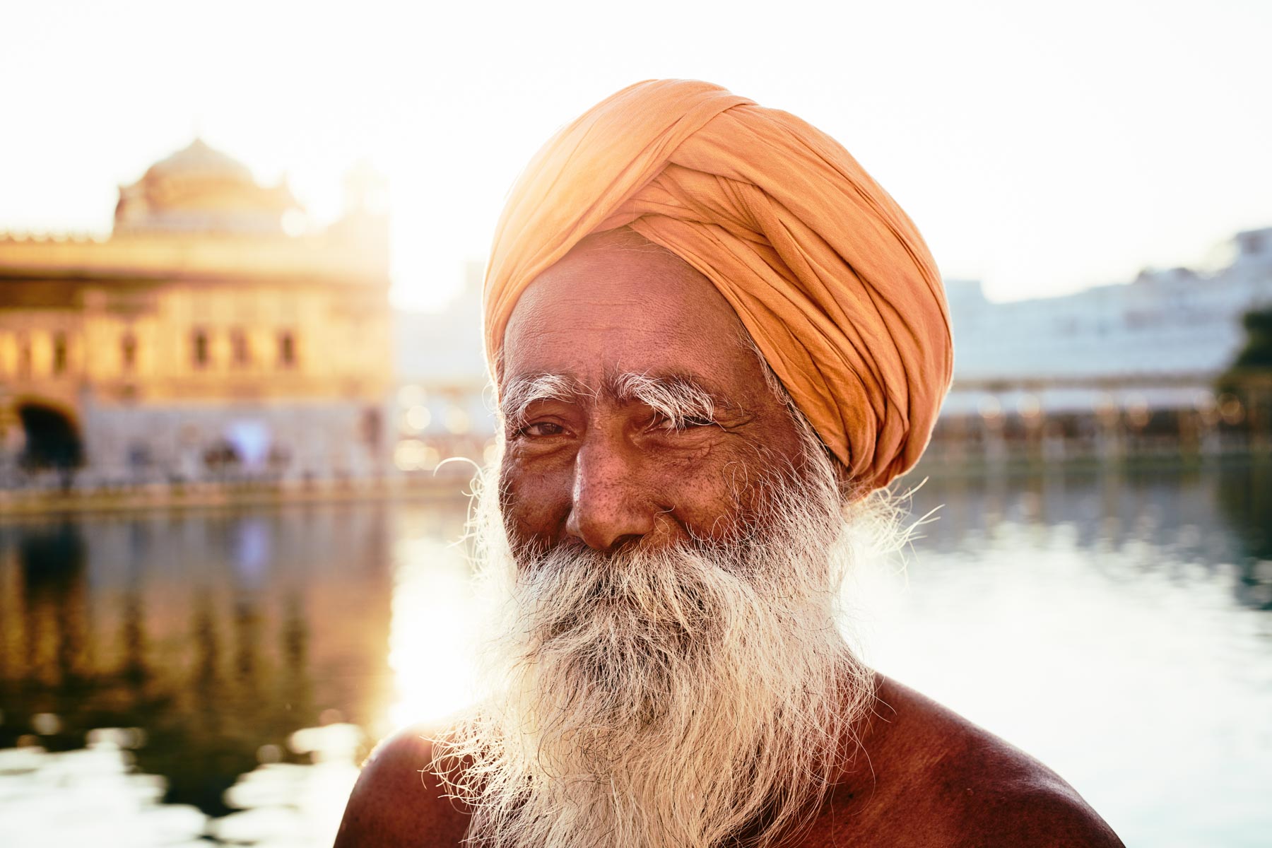 Sikh mit Turban am goldenen Tempel in Amritsar/ Punjab/ Indien, 2018