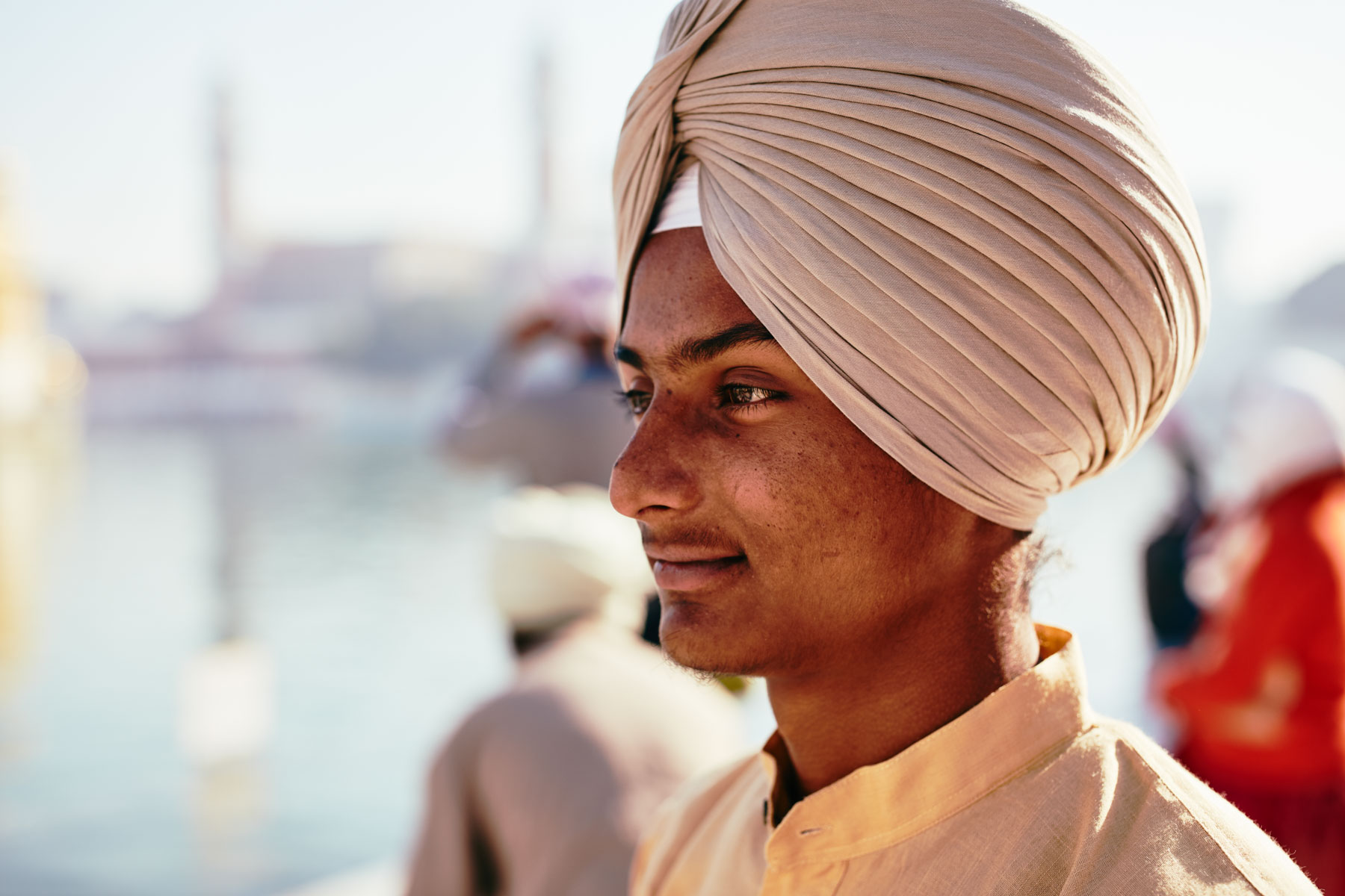 Junger Sikh am goldenen Tempel in Amritsar/ Punjab/ Indien, 2018