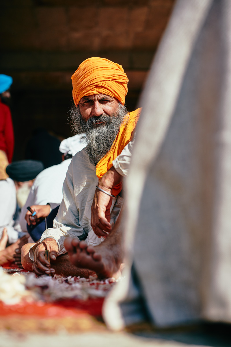 Mann bei der Essenvorbereitung am goldenen Tempel in Amritsar/ Punjab/ Indien, 2018