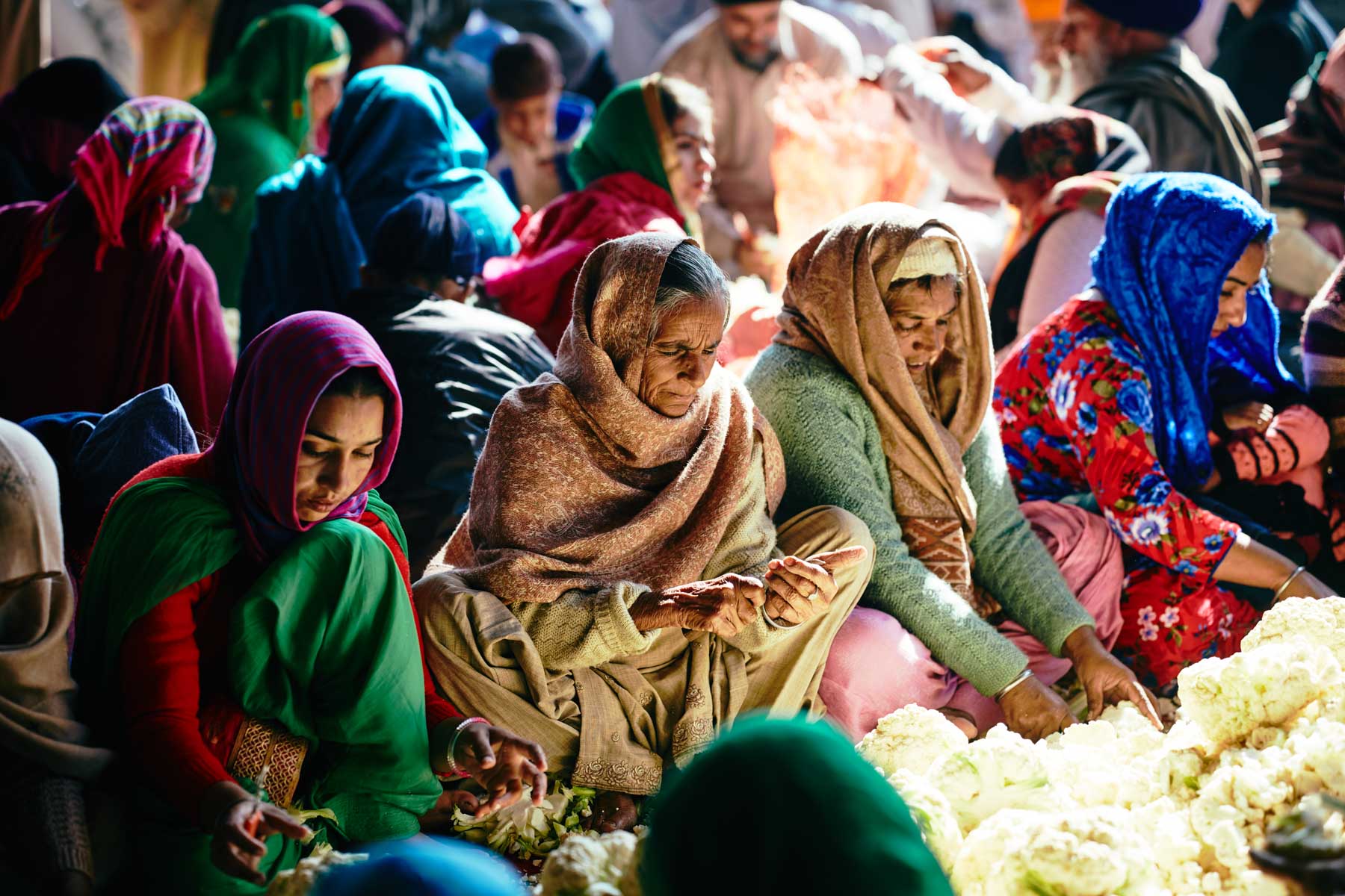 Frauen bei der Essenvorbereitung am goldenen Tempel in Amritsar/ Punjab/ Indien, 2018