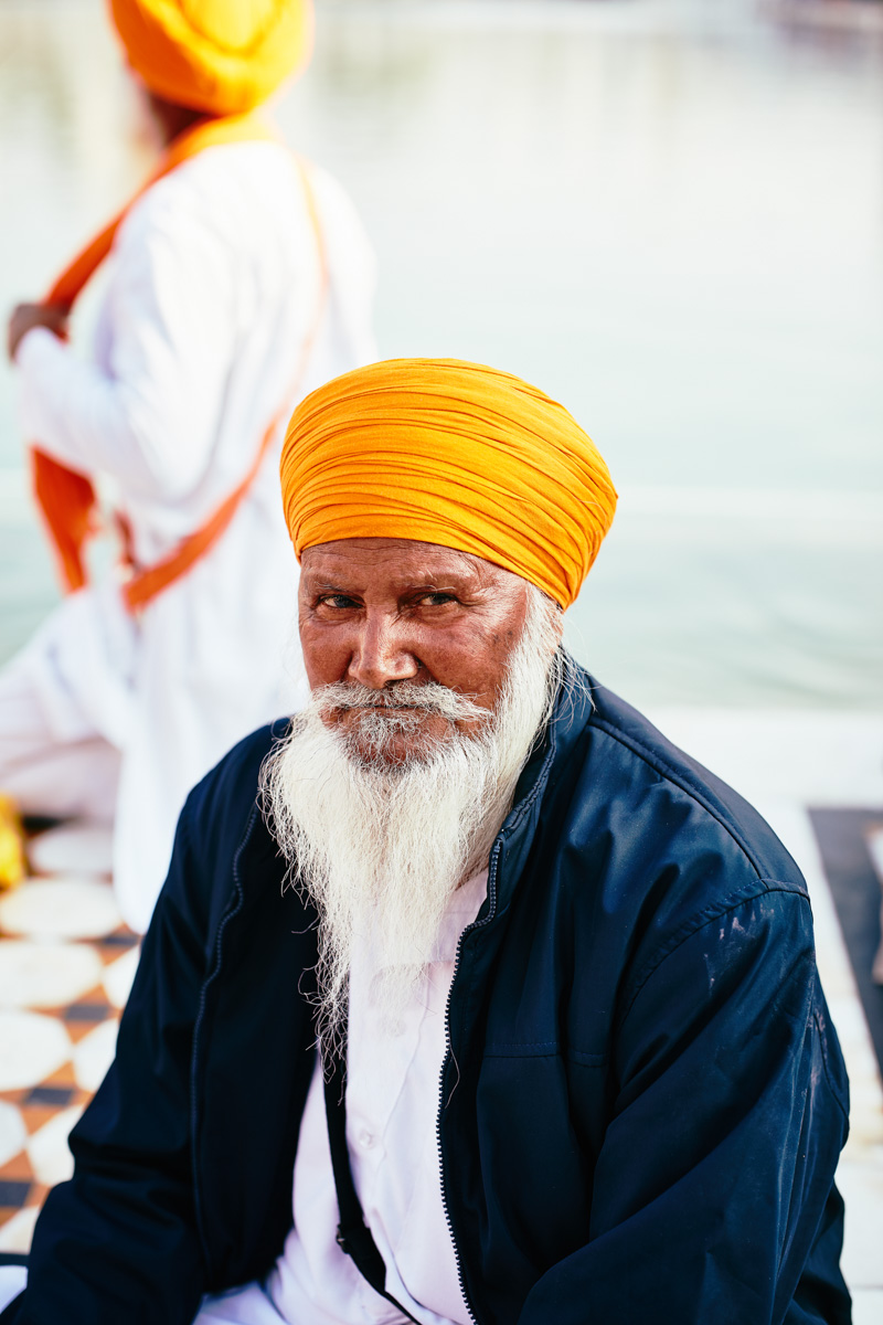 Portrait eines Sikh am goldenen Tempel in Amritsar/ Punjab/ Indien, 2018