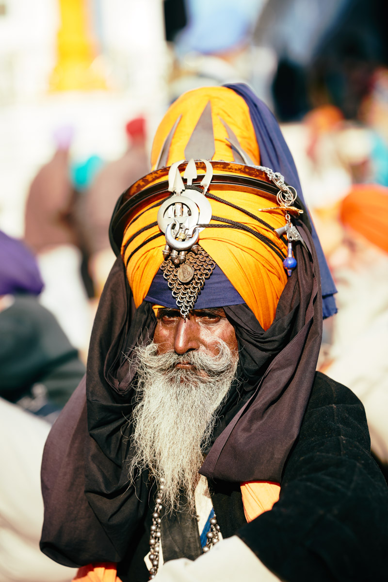 Nihang Sikh mit großem Turban am goldenen Tempel in Amritsar/ Punjab/ Indien, 2018