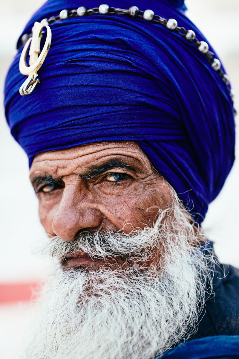 Portrait eines Nihang Sikh am goldenen Tempel in Amritsar/ Punjab/ Indien, 2018
