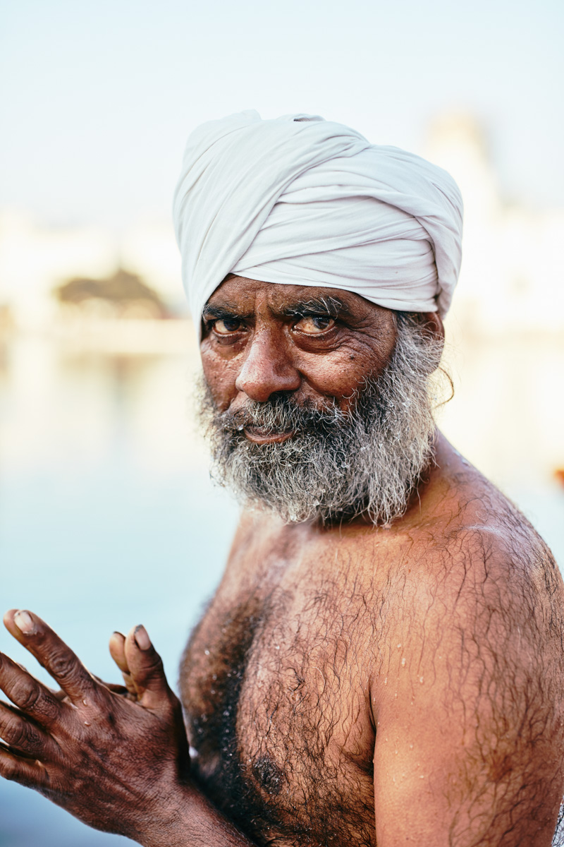 Ein Pilger bei der Waschung am heiligen See des goldenen Tempels in Amritsar/ Punjab/ Indien, 2018