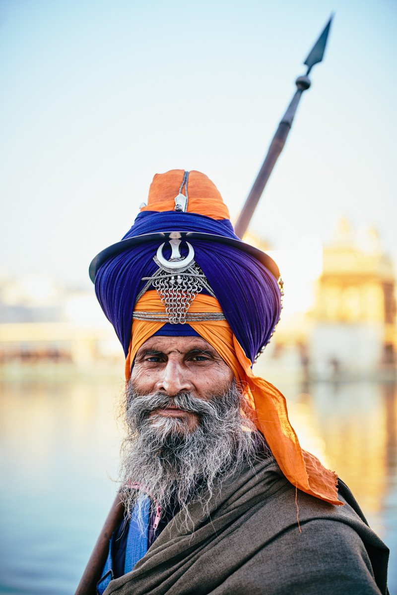 Nihang Sikh mit Speer am goldenen Tempel in Amritsar/ Punjab/ Indien, 2018