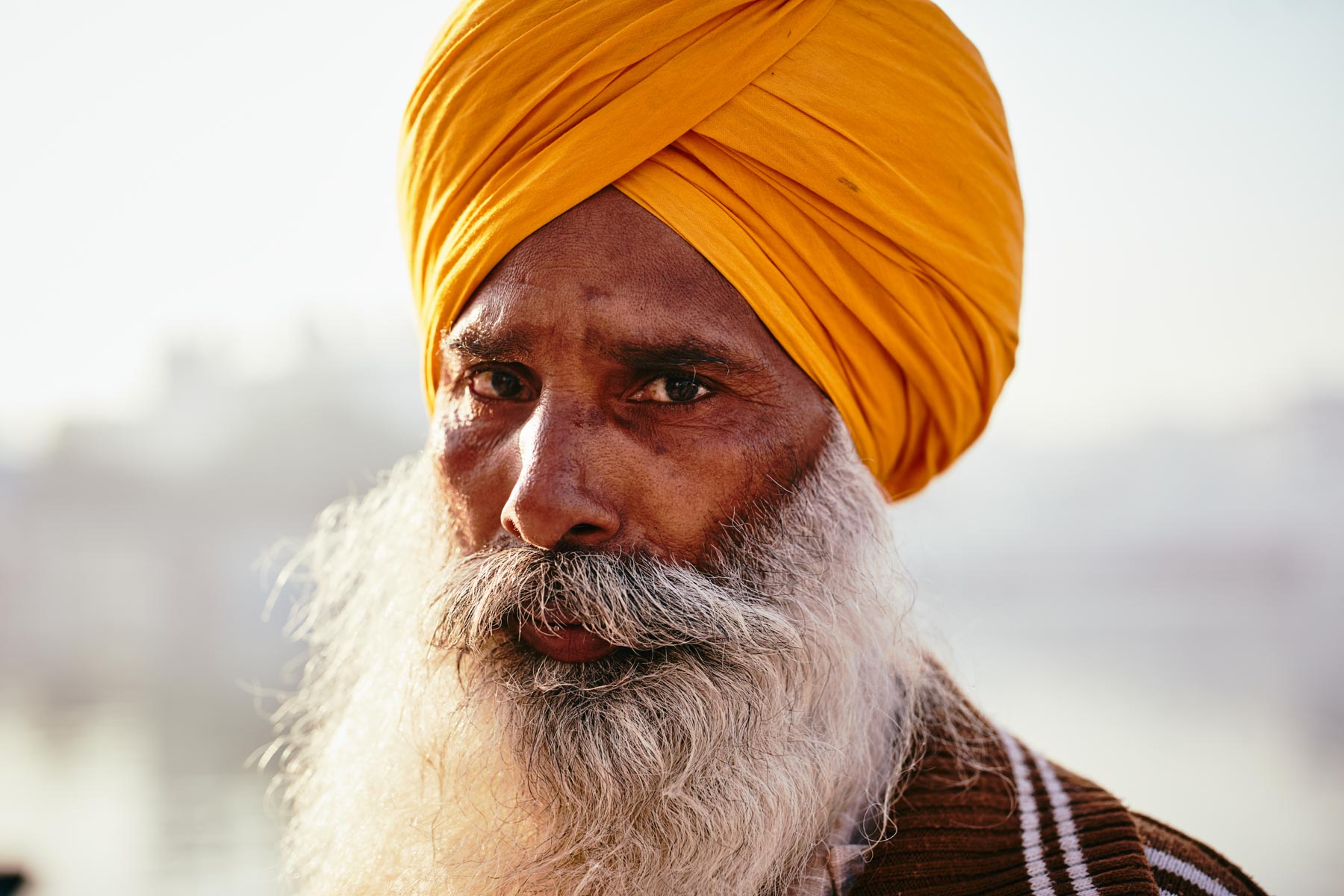 Portrait eines Sikh am goldenen Tempel in Amritsar/ Punjab/ Indien, 2018