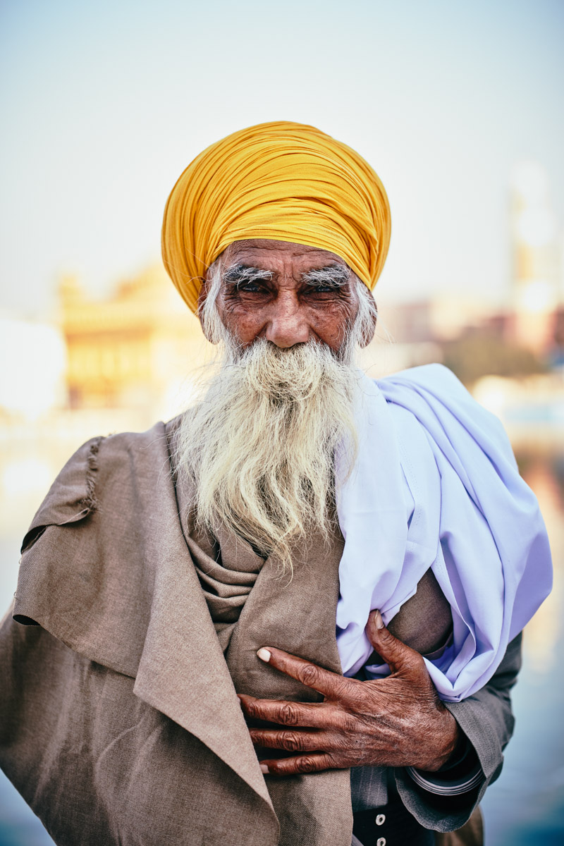 Nihang Sikh mit gelbem Turban und Schwert am goldenen Tempel in Amritsar/ Punjab/ Indien, 2018