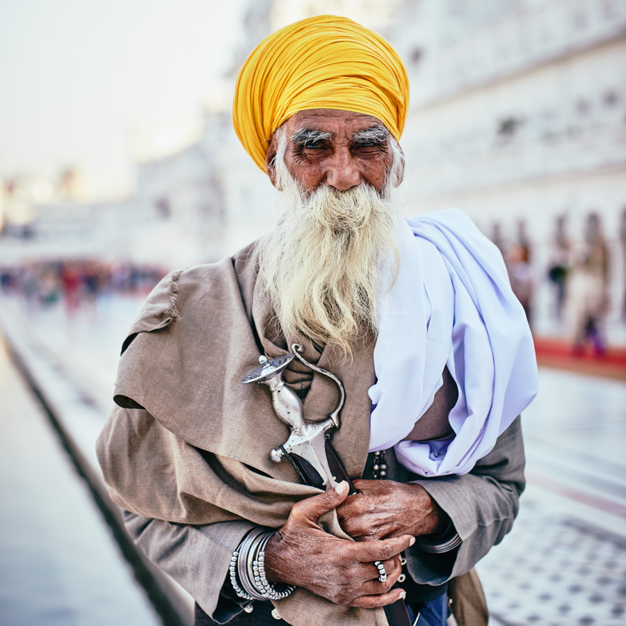 Nihang Sikh mit gelbem Turban und Schwert am goldenen Tempel in Amritsar/ Punjab/ Indien, 2018