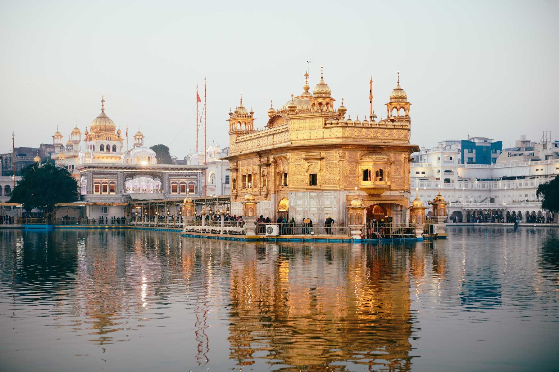 Goldener Tempel (Hari Mandir) mit dem heilgen See (Amrit Sarovar) im Vordergrund in Amritsar/ Punjab/ Indien, 2018