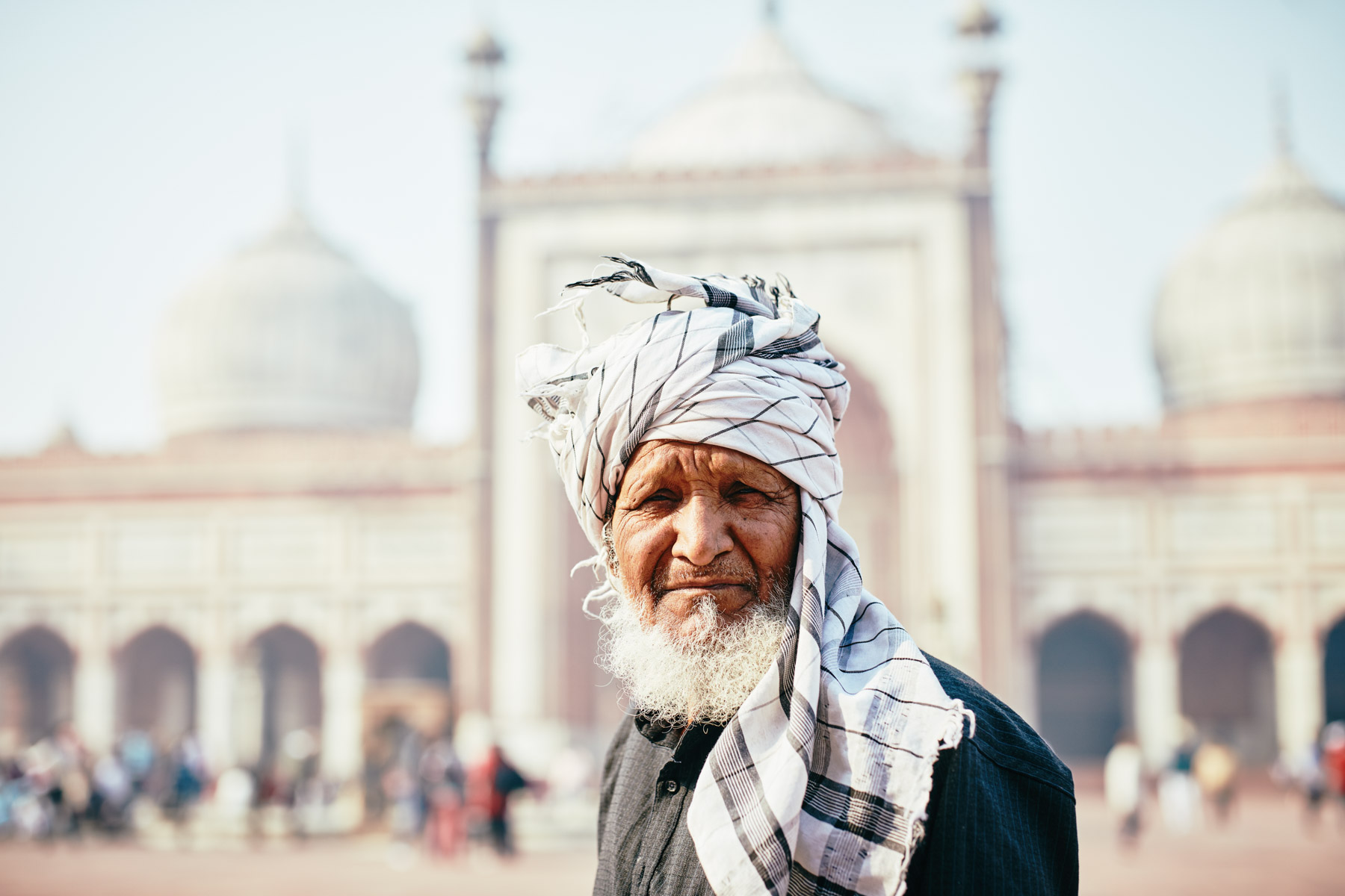 Mann mit Kopfbedeckung an der Jama Masjid Moschee in Delhi/ Indien, 2018