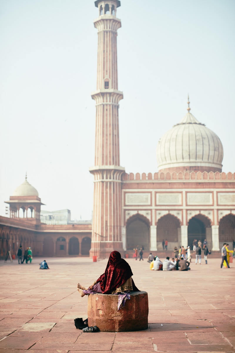 Frau auf Stein an der Jama Masjid Moschee in Delhi/ Indien, 2018