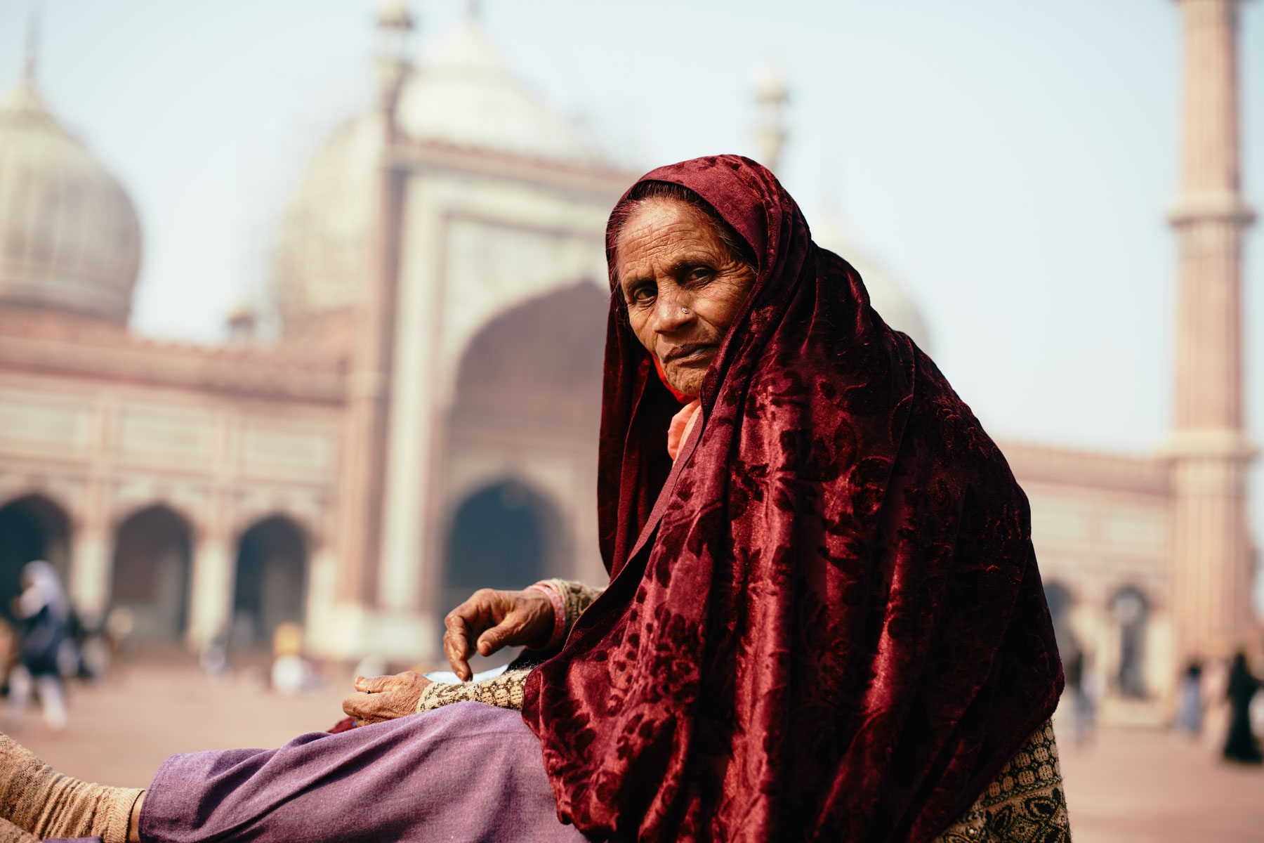 Portrait von Frau an der Jama Masjid Moschee in Delhi/ Indien, 2018