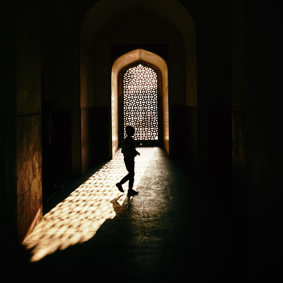 Licht und Schatten im Humayun-Mausoleum in Delhi/ Indien, 2018