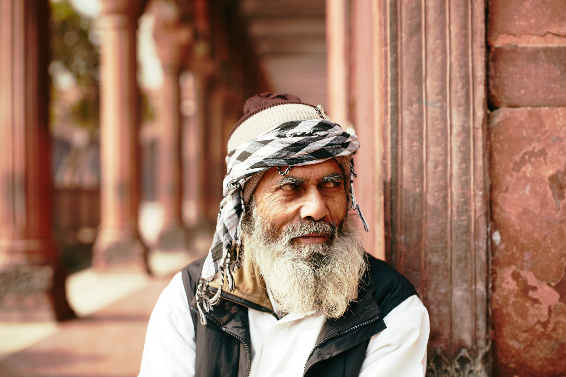 Portrait von Mann an der Jama Masjid Moschee in Delhi/ Indien, 2018