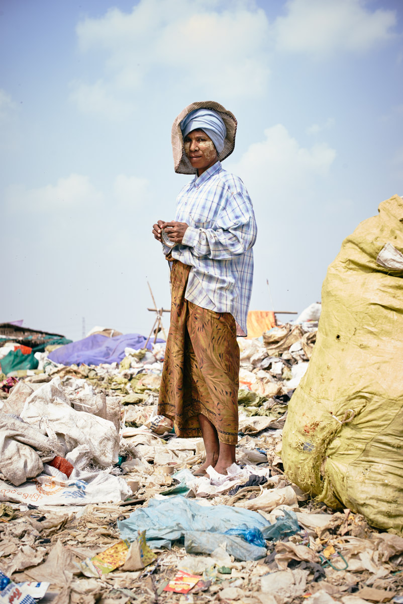 Eine Frau auf der Müllsammelstätte in Yangon/ Myanmar, 2015