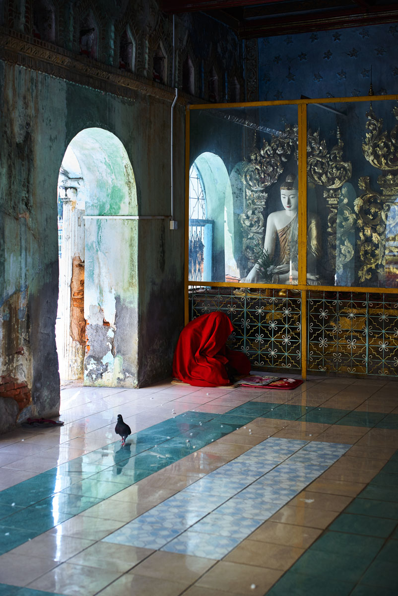 Mönch beim Gebet in Mandalay/ Myanmar, 2016