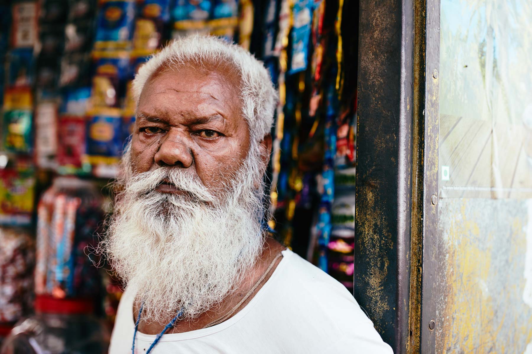 Mann vor Kiosk in Bikaner/ Rajasthan/ Indien, 2018