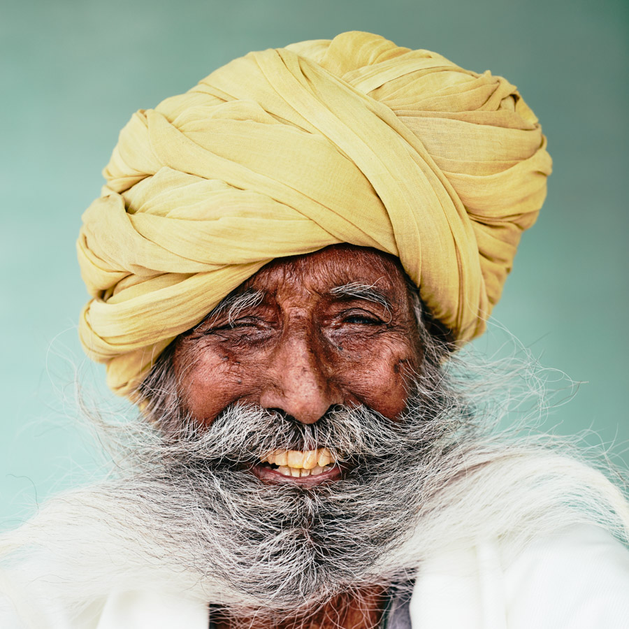 Über 90 Jahre alter Mann mit Bart nahe Bikaner/ Rajasthan/ Indien, 2018
